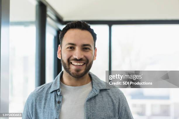l'uomo bello posa per il colpo alla testa - smart casual people foto e immagini stock