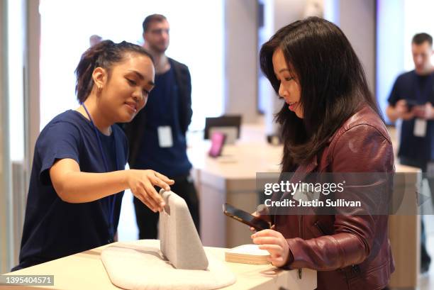 Cnet Reporter Queenie Wong Photos and Premium High Res Pictures - Getty Images