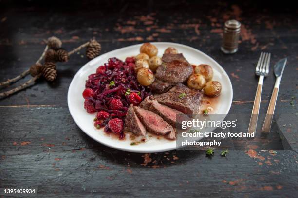 roasted venison, potatoes and red cabbage - wildgeflügel fleisch stock-fotos und bilder