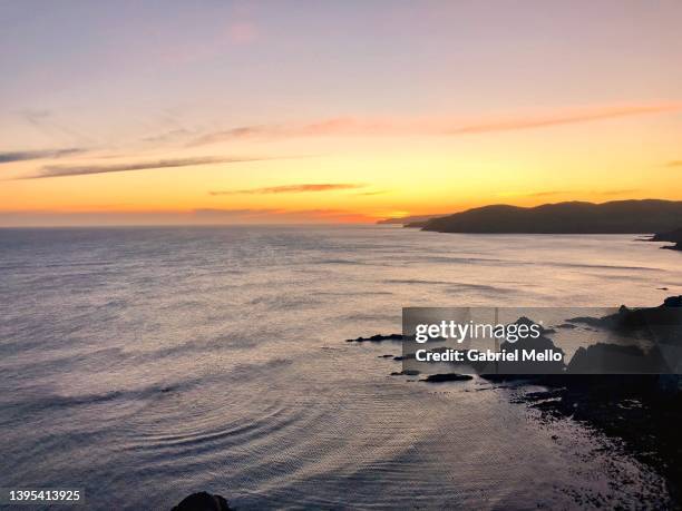 sunset at nugget point in south island - bay photos et images de collection