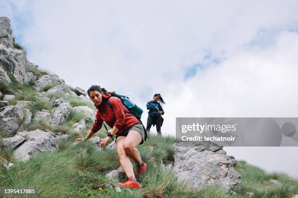 group of women hiking in the mountains - bosnia stockfoto's en -beelden