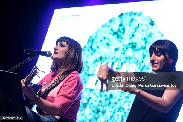 Rozalen performs "La hora de Cuidarse" Tour on May 04, 2022 in Malaga, Spain. Malasmadres On Tour is a project that started in 2019 and includes...