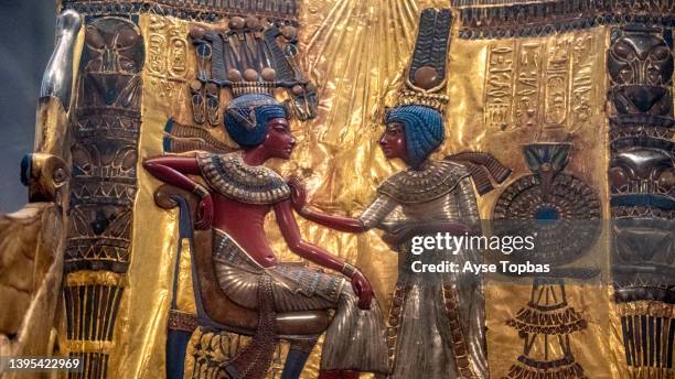 the golden throne of tutankhamun in egyptian museum, cairo city, egypt    10/07/2019 - ancient egyptian culture stock-fotos und bilder