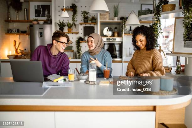 grupo de amigos desayunando juntos - compañero de vivienda fotografías e imágenes de stock
