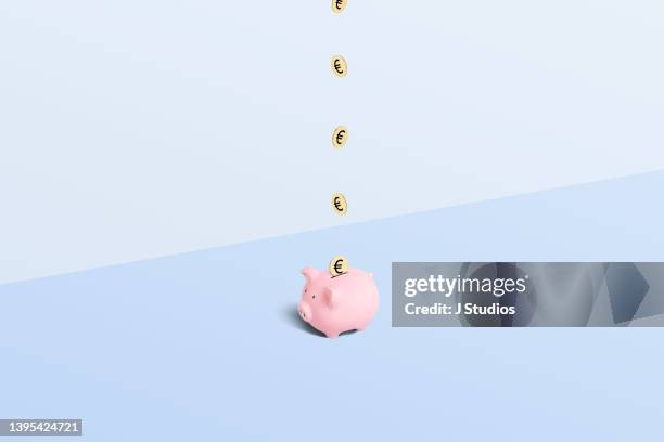 piggy bank with gold euro coins - poupando para o dia de amanhã imagens e fotografias de stock