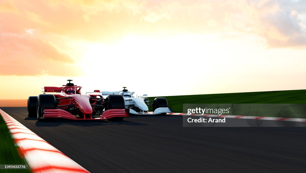 Carro de corrida vermelho liderando em uma pista de corrida