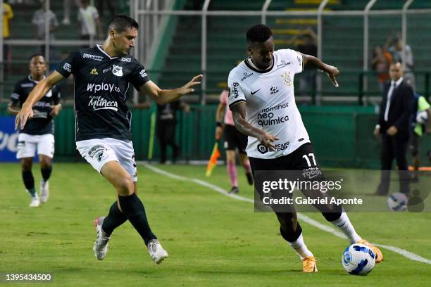 Guillermo Burdisso of Deportivo Cali challenges Jo of Corinthians during a match between Deportivo Cali and Corinthians as part of Copa CONMEBOL...