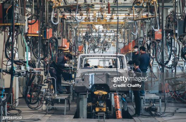 自動車工場組み立てライン - 車　作業員 ストックフォトと画像