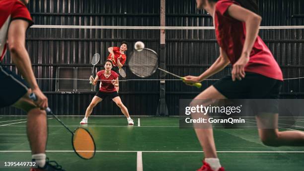 《espíritu de bádminton》defensivo y ofensivo - badminton fotografías e imágenes de stock