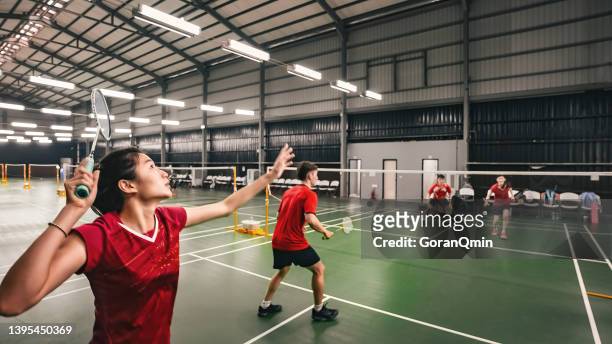 《badminton spirit》smash durante a partida - shuttlecock - fotografias e filmes do acervo