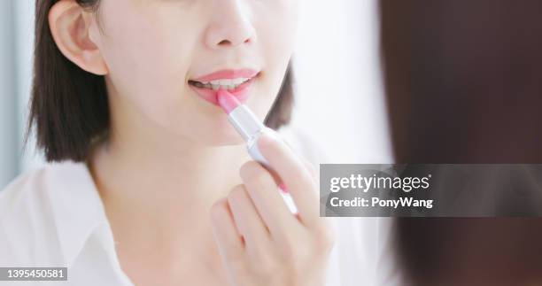 beauty woman use lipstick - pink lipstick stock pictures, royalty-free photos & images