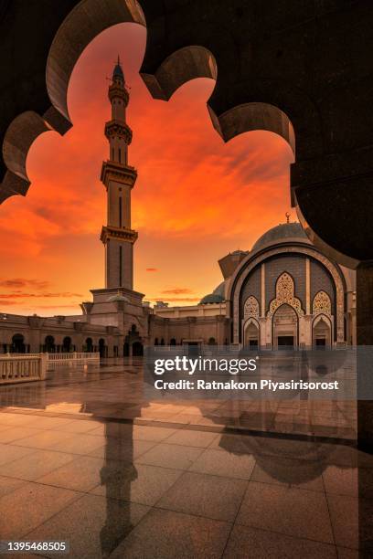 beautiful sunset scene of the federal territory mosque, also known as masjid wilayah persekutuan in kuala lumpur - malaysia - moské bildbanksfoton och bilder
