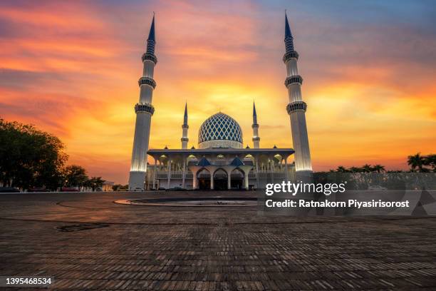the sultan salahuddin abdul aziz shah mosque is the state mosque of selangor, malaysia. it is the country's largest mosque and also the second largest mosque in southeast asia. scenery during sunset. long exposur - shah alam stock pictures, royalty-free photos & images