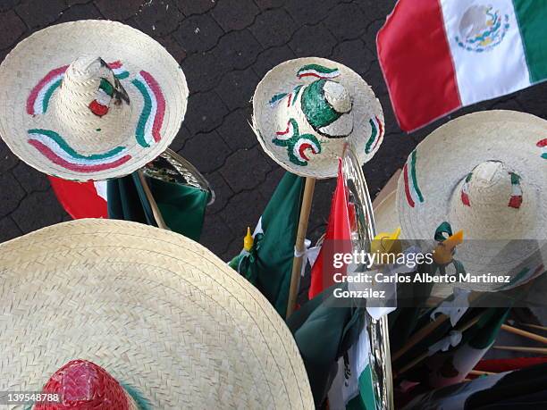 straw hat and flag of mexico - unabhängigkeitstag stock-fotos und bilder