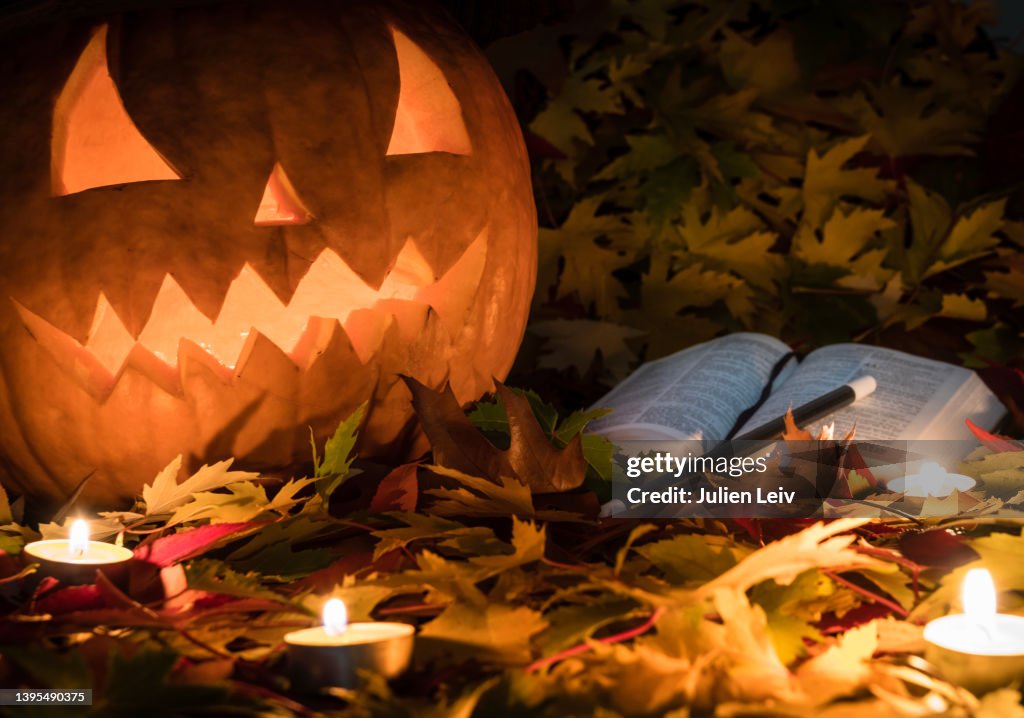 Lanterne d'halloween et livre de magie