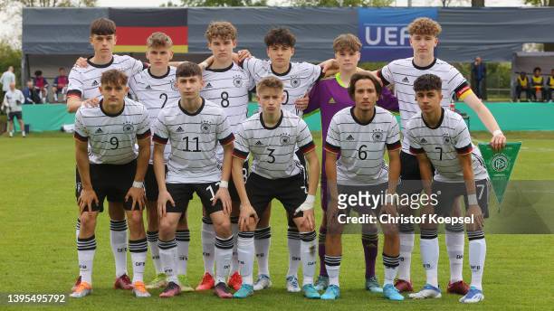 The team of Gerrmany poses for a team shot prior to the International friendly match between Germany U15 and Netherlands U15 at Stadium Garrel on May...