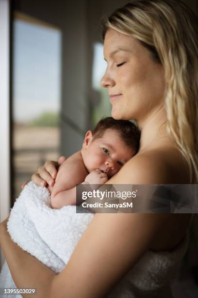 newborn baby in mother's arms - baby skin fotografías e imágenes de stock