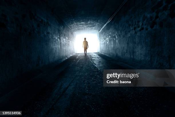 un niño parado al final del túnel - chico adolescente fotografías e imágenes de stock