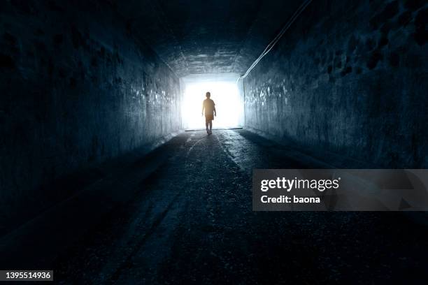 um garoto parado no fim do túnel - light at the end of the tunnel - fotografias e filmes do acervo