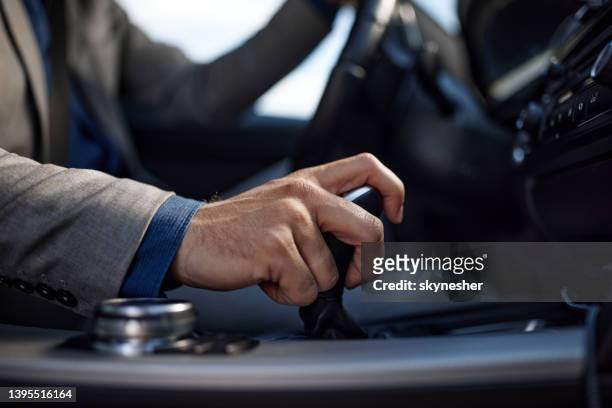 la main de l’homme sur le changement de vitesse automatique! - automatic photos et images de collection