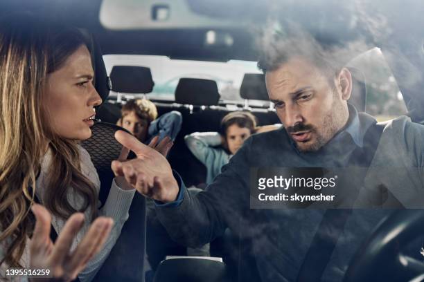 pais frustrados discutindo durante a viagem de carro. - family inside car - fotografias e filmes do acervo