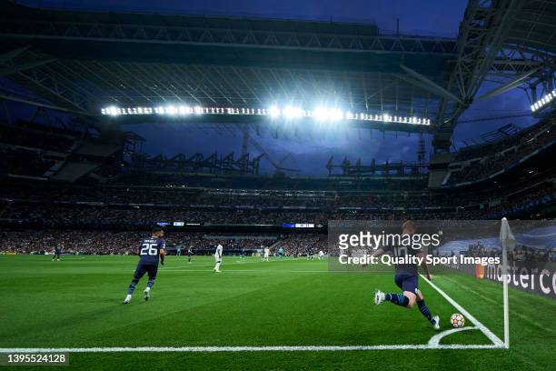 Kevin De Bruyne of Manchester City takes a corner kick during the UEFA Champions League Semi Final Leg Two match between Real Madrid and Manchester...