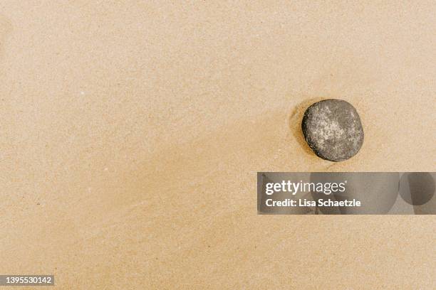 round black stone on natural beach - seafood platter stockfoto's en -beelden