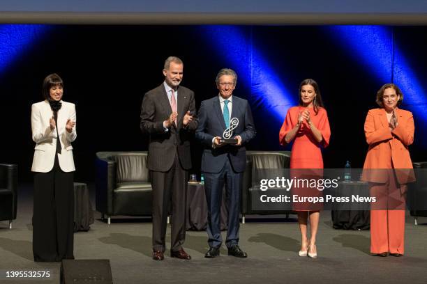 The Minister of Science and Innovation, Diana Morant; King Felipe VI; the winner of the "Gregorio Marañon" National Research Award in the area of...