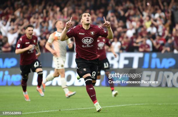 Federico Bonazzoli of Salernitana celebrates after scoring their side's first goal during the Serie A match between US Salernitana and Venezia at...