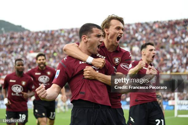Federico Bonazzoli of Salernitana celebrates with teammate Emil Bohinen oafter scoring their side's first goal during the Serie A match between US...