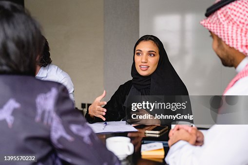 Joven profesional saudí que describe ideas para nuevos negocios Joven profesional saudí que describe ideas para nuevos negocios