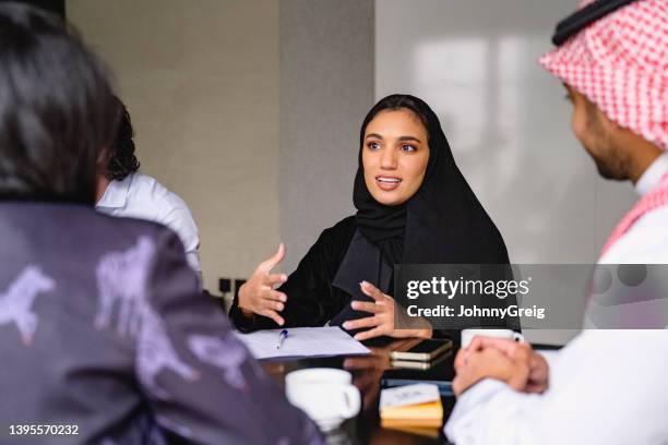 young saudi professional describing ideas for new business - hijab 個照片及圖片檔