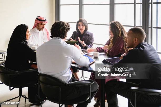 gruppo mediorientale che discute i piani per nuovi affari - abbigliamento religioso foto e immagini stock