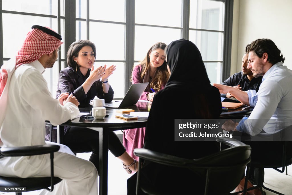 Joven equipo de negocios de Riad colaborando en la sala de reuniones