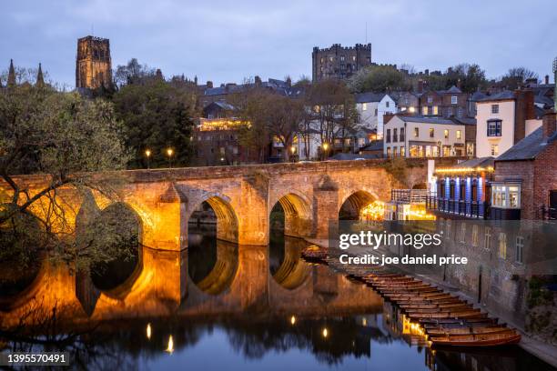 night, elvet bridge, river wear, durham cathedral, durham castle, durham, england - edward-lambton-7th-earl-of-durham stockfoto's en -beelden