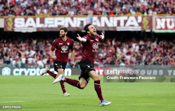 Simone Verdi of Salernitana celebrates after scoring their side's second goal during the Serie A match between US Salernitana and Venezia at Stadio...