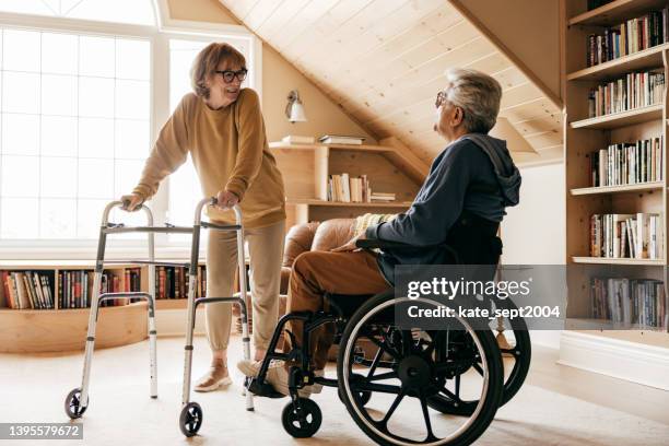 taking care of aging parents - handicap 個照片及圖片檔