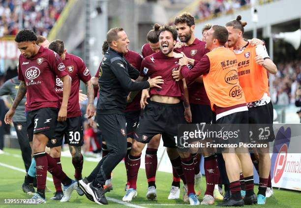 Simone Verdi of Salernitana celebrates with team mates after scoring their side's second goal during the Serie A match between US Salernitana and...