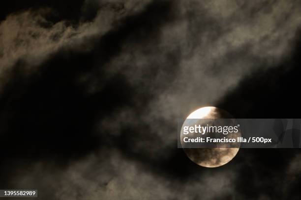 luna llena de abril entre nubes,gausach,spain - luna llena stockfoto's en -beelden