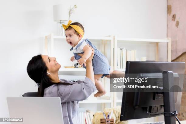 mama macht eine pause, um mit ihrer tochter zu spielen - baby monitor stock-fotos und bilder