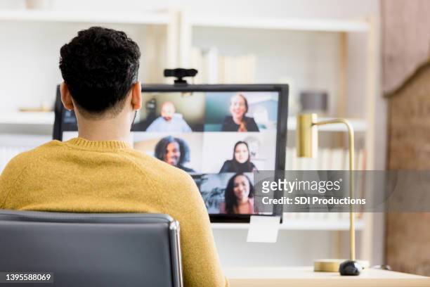 video conference call - young businessman using a virtual screen stockfoto's en -beelden