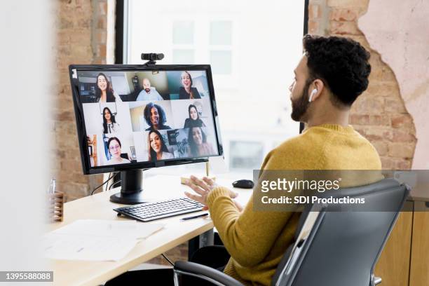 team lead visits with team virtually - virtual business meeting stock pictures, royalty-free photos & images