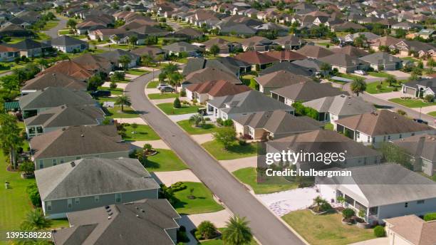 manicured street in the villages, florida - aerial - rentnersiedlung stock-fotos und bilder