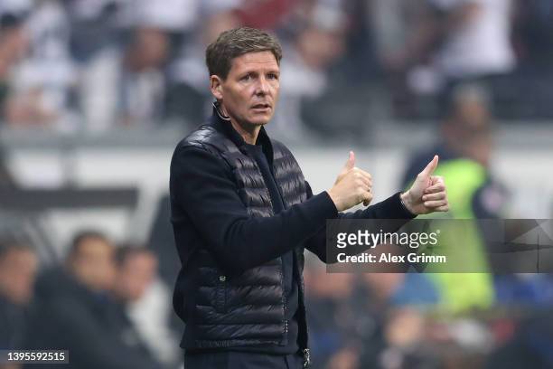 Oliver Glasner, Head Coach of Eintracht Frankfurt gives instructions during the UEFA Europa League Semi Final Leg Two match between Eintracht...