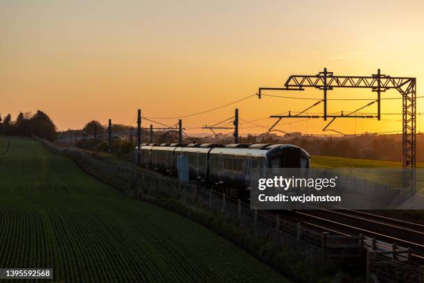 tren scotrail y puesta de sol - northern rail fotografías e imágenes de stock