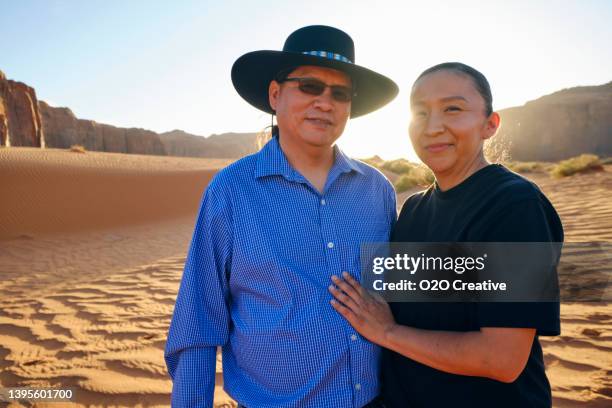couple in monument valley - navajo etniciteit stockfoto's en -beelden