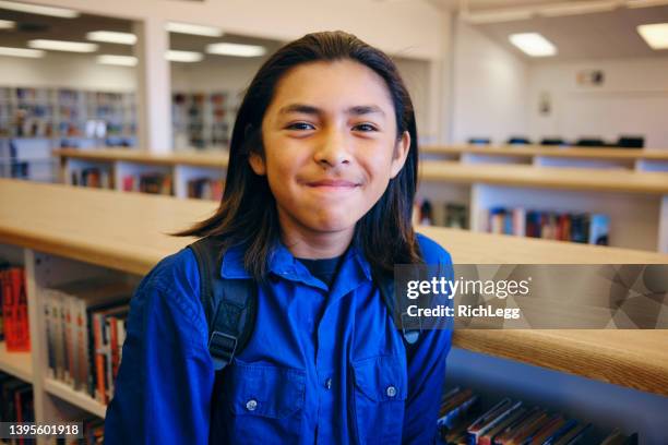 high school student in a library - north american tribal culture 個照片及圖片檔