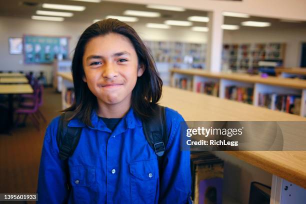 gymnasiast in einer bibliothek - indigenous american culture stock-fotos und bilder