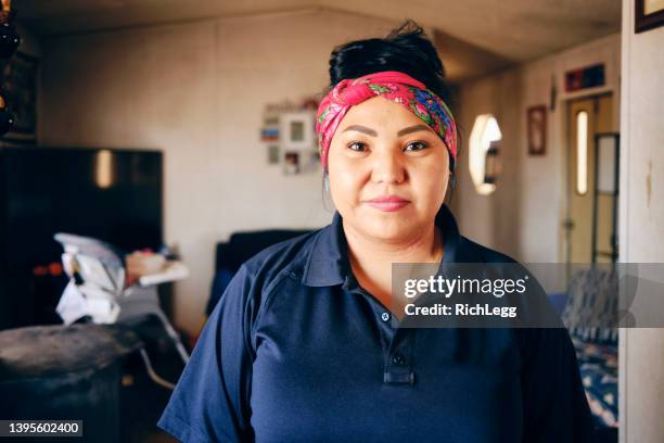 young woman in a home - north american tribal culture 個照片及圖片檔