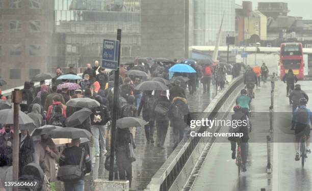 london bridge commuters - torrential rain umbrella stock pictures, royalty-free photos & images